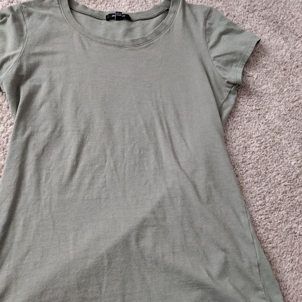 Plain olive green tee shirt.